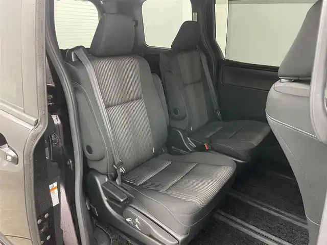 トヨタ ノア Si 岡山県 2017(平29)年 3.2万km ボルドーマイカメタリック 純正１０インチナビ　(NSZN-Z66T)/【CD/DVD/フルセグ】/純正１２．１インチフリップダウンモニター　/両側電動スライドドア/ビルトインＥＴＣ２．０　/ＬＥＤヘッドライト　/バックカメラ　/クルーズコントロール　/オートハイビーム　/スマートキー　/アイドリングストップ　/LEDフォグランプ/禁煙車/純正アルミホイール/純正フロアマット