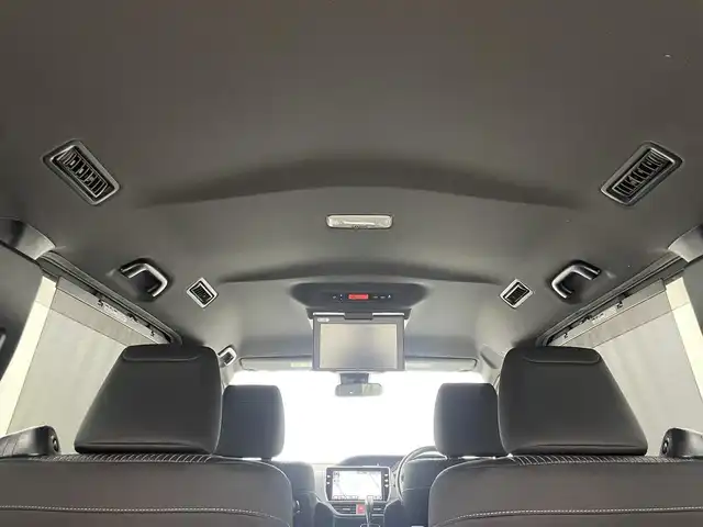 トヨタ ノア Si 岡山県 2017(平29)年 3.2万km ボルドーマイカメタリック 純正１０インチナビ　(NSZN-Z66T)/【CD/DVD/フルセグ】/純正１２．１インチフリップダウンモニター　/両側電動スライドドア/ビルトインＥＴＣ２．０　/ＬＥＤヘッドライト　/バックカメラ　/クルーズコントロール　/オートハイビーム　/スマートキー　/アイドリングストップ　/LEDフォグランプ/禁煙車/純正アルミホイール/純正フロアマット