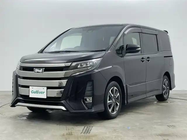 トヨタ ノア Si 岡山県 2017(平29)年 3.2万km ボルドーマイカメタリック 純正１０インチナビ　(NSZN-Z66T)/【CD/DVD/フルセグ】/純正１２．１インチフリップダウンモニター　/両側電動スライドドア/ビルトインＥＴＣ２．０　/ＬＥＤヘッドライト　/バックカメラ　/クルーズコントロール　/オートハイビーム　/スマートキー　/アイドリングストップ　/LEDフォグランプ/禁煙車/純正アルミホイール/純正フロアマット