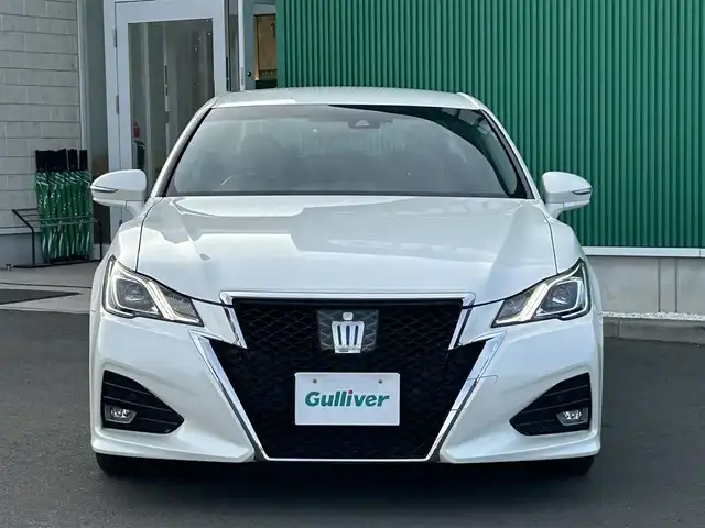 トヨタ クラウン ハイブリッド アスリートS 宮城県 2017(平29)年 5.6万km ホワイトパールクリスタルシャイン インテリジェントクリアランスソナー/バックソナー/＝＝＝/セーフティセンスP/・プリクラッシュセーフティ/・レーンディパーチャーアラート/・オートマチックハイビーム/・レーダークルーズコントロール/純正ナビ/・CD/DVD/・Blu-ray/・Bluetooth/・フルセグTV/バックカメラ/ビルトインETC/パワーシート/シートヒーター/ステアリングヒーター/革巻きステアリング/ステアリングスイッチ/MTモード付ATシフト/LEDヘッドランプ/フォグランプ/オートライト/スマートキー＆プッシュスタート/電動格納ミラー/純正18インチAW/スペアタイヤ/純正フロアマット/純正ドアバイザー/W/サイド/カーテン/ニーエアバッグ