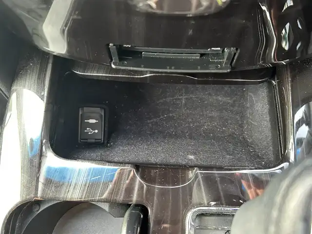 トヨタ クラウン ハイブリッド アスリートS 宮城県 2017(平29)年 5.6万km ホワイトパールクリスタルシャイン インテリジェントクリアランスソナー/バックソナー/＝＝＝/セーフティセンスP/・プリクラッシュセーフティ/・レーンディパーチャーアラート/・オートマチックハイビーム/・レーダークルーズコントロール/純正ナビ/・CD/DVD/・Blu-ray/・Bluetooth/・フルセグTV/バックカメラ/ビルトインETC/パワーシート/シートヒーター/ステアリングヒーター/革巻きステアリング/ステアリングスイッチ/MTモード付ATシフト/LEDヘッドランプ/フォグランプ/オートライト/スマートキー＆プッシュスタート/電動格納ミラー/純正18インチAW/スペアタイヤ/純正フロアマット/純正ドアバイザー/W/サイド/カーテン/ニーエアバッグ