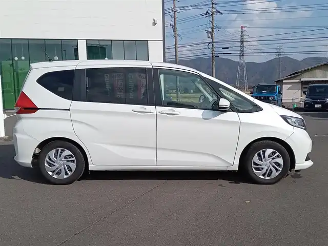 ホンダ フリード G ホンダセンシング 福井県 2021(令3)年 2.7万km プラチナホワイトパール 純正9インチナビ/AM/FM/フルセグ/BT/CD/DVD/USB/iPod/バックカメラ/両側パワースライドドア/アダプティブクルーズコントロール/レーンキープアシスト/横滑り防止装置/盗難防止装置/アイドリングストップ/ビルトインETC/前後ドライブレコーダー/純正フロアマット/ダブルエアバッグ/スマートキー/純正ホイルキャップ