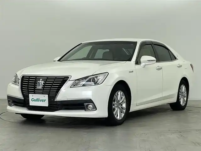 トヨタ クラウン ハイブリッド ロイヤルサルーンG 群馬県 2015(平27)年 5.1万km ホワイトパールクリスタルシャイン アドバンストパッケージ/　・プリクラッシュセーフティ/　・クリアランスソナー/バックソナー/　・インテリジェントクリアランスソナー/　・レーダークルーズコントロール/レザーシートパッケージ/　・ベージュ本革シート/　・前席シートヒーター/シートベンチレーション/　・後席シートヒーター/ドライバーサポートパッケージ/　・電動チルト/テレスコピックステアリング/　・オートワイパー/　・自動防眩インナーミラー/リヤコンフォートパッケージ/　・後席パワーシート/　・リヤセンターアームレスト（コントロールスイッチ付）/　・後席サイドエアバッグ/　・後席アクセサリーソケット（DC12V/120W）/純正HDDナビ/（フルセグTV/BT/CD/DVD/HDD/USB）/バックカメラ/純正ビルトインETC/ステアリングヒーター/ステアリングスイッチ/アダプティブハイビームシステム/電動リアサンシェード/プッシュスタート
