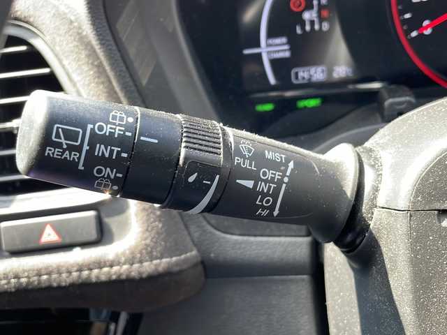 ホンダ ヴェゼル ハイブリッド RS ホンダセンシング 京都府 2018(平30)年 9.2万km クリスタルブラックパール ワンオーナー/純正ナビ/・フルセグTV/CD・DVD/BTオーディオ/ホンダセンシング/・アダプティブクルーズコントロール/・車線維持支援システム/・路外逸脱抑制機能/・歩行者事故低減ステアリング/・標識認識機能/・先行車発進お知らせ機能/・CMBS(衝突軽減ブレーキ)/・誤発進抑制機能/バックカメラ/エアバッグ(ダブルサイド)/ビルトインETC/オートライト/シートヒーター(D/N席)/ステアリングスイッチ/パドルシフト/プッシュスタート/電動ブレーキ/ハーフレザーシート/ドアバイザー/純正フロアマット/スタッドレスタイヤ(16インチ)