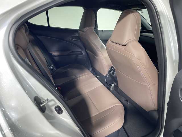 レクサス ＵＸ 250h グレイスフル エクスプローラー 神奈川県 2023(令5)年 3.9万km ソニッククォーツ Lexus Safety System +/・プリクラッシュセーフティ/・レーダークルーズコントロール/・レーンディパーチャーアラート/・ロードサインアシスト/・アダプティブハイビームシステム/・ドライバー異常時対応システム/純正ディスプレイオーディオ/・ナビ/フルセグTV/BT/MiraCast/AM/FM/パノラミックビューモニター/レザーシート/パワーシート(D/N)/シートヒーター(D/N)/ベンチレーション(D/N)/メモリシート(D)/ビルトインETC2.0/革巻きステアリング/ステアリングスイッチ/Autoライト/パドルシフト/ステアリングヒーター/パワーバックドア/電動サイド/オートホールド/SOSコール/自動防眩ミラー/タイプCコネクト(2口)/スマートキー/プッシュスタートボタン/LEDヘッドライト/フォグランプ/コーナーセンサー/純正アルミホイール/純正ドアバイザー