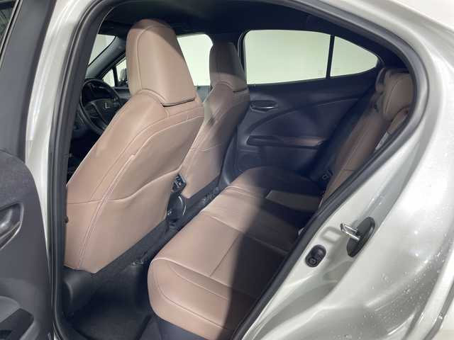 レクサス ＵＸ 250h グレイスフル エクスプローラー 神奈川県 2023(令5)年 3.9万km ソニッククォーツ Lexus Safety System +/・プリクラッシュセーフティ/・レーダークルーズコントロール/・レーンディパーチャーアラート/・ロードサインアシスト/・アダプティブハイビームシステム/・ドライバー異常時対応システム/純正ディスプレイオーディオ/・ナビ/フルセグTV/BT/MiraCast/AM/FM/パノラミックビューモニター/レザーシート/パワーシート(D/N)/シートヒーター(D/N)/ベンチレーション(D/N)/メモリシート(D)/ビルトインETC2.0/革巻きステアリング/ステアリングスイッチ/Autoライト/パドルシフト/ステアリングヒーター/パワーバックドア/電動サイド/オートホールド/SOSコール/自動防眩ミラー/タイプCコネクト(2口)/スマートキー/プッシュスタートボタン/LEDヘッドライト/フォグランプ/コーナーセンサー/純正アルミホイール/純正ドアバイザー
