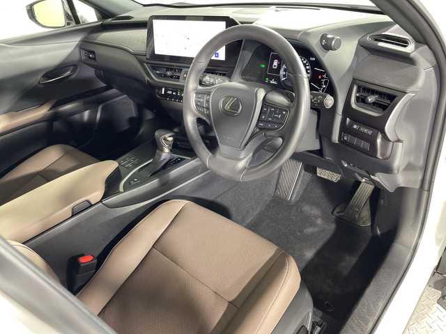 レクサス ＵＸ 250h グレイスフル エクスプローラー 神奈川県 2023(令5)年 3.9万km ソニッククォーツ Lexus Safety System +/・プリクラッシュセーフティ/・レーダークルーズコントロール/・レーンディパーチャーアラート/・ロードサインアシスト/・アダプティブハイビームシステム/・ドライバー異常時対応システム/純正ディスプレイオーディオ/・ナビ/フルセグTV/BT/MiraCast/AM/FM/パノラミックビューモニター/レザーシート/パワーシート(D/N)/シートヒーター(D/N)/ベンチレーション(D/N)/メモリシート(D)/ビルトインETC2.0/革巻きステアリング/ステアリングスイッチ/Autoライト/パドルシフト/ステアリングヒーター/パワーバックドア/電動サイド/オートホールド/SOSコール/自動防眩ミラー/タイプCコネクト(2口)/スマートキー/プッシュスタートボタン/LEDヘッドライト/フォグランプ/コーナーセンサー/純正アルミホイール/純正ドアバイザー