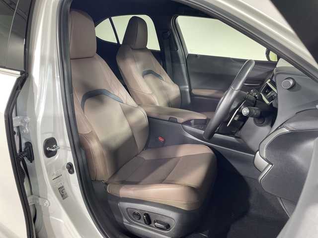 レクサス ＵＸ 250h グレイスフル エクスプローラー 神奈川県 2023(令5)年 3.9万km ソニッククォーツ Lexus Safety System +/・プリクラッシュセーフティ/・レーダークルーズコントロール/・レーンディパーチャーアラート/・ロードサインアシスト/・アダプティブハイビームシステム/・ドライバー異常時対応システム/純正ディスプレイオーディオ/・ナビ/フルセグTV/BT/MiraCast/AM/FM/パノラミックビューモニター/レザーシート/パワーシート(D/N)/シートヒーター(D/N)/ベンチレーション(D/N)/メモリシート(D)/ビルトインETC2.0/革巻きステアリング/ステアリングスイッチ/Autoライト/パドルシフト/ステアリングヒーター/パワーバックドア/電動サイド/オートホールド/SOSコール/自動防眩ミラー/タイプCコネクト(2口)/スマートキー/プッシュスタートボタン/LEDヘッドライト/フォグランプ/コーナーセンサー/純正アルミホイール/純正ドアバイザー