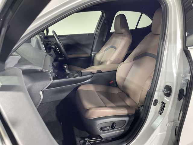 レクサス ＵＸ 250h グレイスフル エクスプローラー 神奈川県 2023(令5)年 3.9万km ソニッククォーツ Lexus Safety System +/・プリクラッシュセーフティ/・レーダークルーズコントロール/・レーンディパーチャーアラート/・ロードサインアシスト/・アダプティブハイビームシステム/・ドライバー異常時対応システム/純正ディスプレイオーディオ/・ナビ/フルセグTV/BT/MiraCast/AM/FM/パノラミックビューモニター/レザーシート/パワーシート(D/N)/シートヒーター(D/N)/ベンチレーション(D/N)/メモリシート(D)/ビルトインETC2.0/革巻きステアリング/ステアリングスイッチ/Autoライト/パドルシフト/ステアリングヒーター/パワーバックドア/電動サイド/オートホールド/SOSコール/自動防眩ミラー/タイプCコネクト(2口)/スマートキー/プッシュスタートボタン/LEDヘッドライト/フォグランプ/コーナーセンサー/純正アルミホイール/純正ドアバイザー