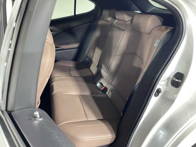 レクサス ＵＸ 250h グレイスフル エクスプローラー 神奈川県 2023(令5)年 3.9万km ソニッククォーツ Lexus Safety System +/・プリクラッシュセーフティ/・レーダークルーズコントロール/・レーンディパーチャーアラート/・ロードサインアシスト/・アダプティブハイビームシステム/・ドライバー異常時対応システム/純正ディスプレイオーディオ/・ナビ/フルセグTV/BT/MiraCast/AM/FM/パノラミックビューモニター/レザーシート/パワーシート(D/N)/シートヒーター(D/N)/ベンチレーション(D/N)/メモリシート(D)/ビルトインETC2.0/革巻きステアリング/ステアリングスイッチ/Autoライト/パドルシフト/ステアリングヒーター/パワーバックドア/電動サイド/オートホールド/SOSコール/自動防眩ミラー/タイプCコネクト(2口)/スマートキー/プッシュスタートボタン/LEDヘッドライト/フォグランプ/コーナーセンサー/純正アルミホイール/純正ドアバイザー