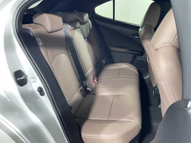 レクサス ＵＸ 250h グレイスフル エクスプローラー 神奈川県 2023(令5)年 3.9万km ソニッククォーツ Lexus Safety System +/・プリクラッシュセーフティ/・レーダークルーズコントロール/・レーンディパーチャーアラート/・ロードサインアシスト/・アダプティブハイビームシステム/・ドライバー異常時対応システム/純正ディスプレイオーディオ/・ナビ/フルセグTV/BT/MiraCast/AM/FM/パノラミックビューモニター/レザーシート/パワーシート(D/N)/シートヒーター(D/N)/ベンチレーション(D/N)/メモリシート(D)/ビルトインETC2.0/革巻きステアリング/ステアリングスイッチ/Autoライト/パドルシフト/ステアリングヒーター/パワーバックドア/電動サイド/オートホールド/SOSコール/自動防眩ミラー/タイプCコネクト(2口)/スマートキー/プッシュスタートボタン/LEDヘッドライト/フォグランプ/コーナーセンサー/純正アルミホイール/純正ドアバイザー