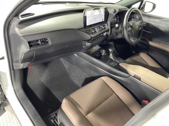 レクサス ＵＸ 250h グレイスフル エクスプローラー 神奈川県 2023(令5)年 3.9万km ソニッククォーツ Lexus Safety System +/・プリクラッシュセーフティ/・レーダークルーズコントロール/・レーンディパーチャーアラート/・ロードサインアシスト/・アダプティブハイビームシステム/・ドライバー異常時対応システム/純正ディスプレイオーディオ/・ナビ/フルセグTV/BT/MiraCast/AM/FM/パノラミックビューモニター/レザーシート/パワーシート(D/N)/シートヒーター(D/N)/ベンチレーション(D/N)/メモリシート(D)/ビルトインETC2.0/革巻きステアリング/ステアリングスイッチ/Autoライト/パドルシフト/ステアリングヒーター/パワーバックドア/電動サイド/オートホールド/SOSコール/自動防眩ミラー/タイプCコネクト(2口)/スマートキー/プッシュスタートボタン/LEDヘッドライト/フォグランプ/コーナーセンサー/純正アルミホイール/純正ドアバイザー