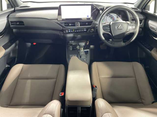 レクサス ＵＸ 250h グレイスフル エクスプローラー 神奈川県 2023(令5)年 3.9万km ソニッククォーツ Lexus Safety System +/・プリクラッシュセーフティ/・レーダークルーズコントロール/・レーンディパーチャーアラート/・ロードサインアシスト/・アダプティブハイビームシステム/・ドライバー異常時対応システム/純正ディスプレイオーディオ/・ナビ/フルセグTV/BT/MiraCast/AM/FM/パノラミックビューモニター/レザーシート/パワーシート(D/N)/シートヒーター(D/N)/ベンチレーション(D/N)/メモリシート(D)/ビルトインETC2.0/革巻きステアリング/ステアリングスイッチ/Autoライト/パドルシフト/ステアリングヒーター/パワーバックドア/電動サイド/オートホールド/SOSコール/自動防眩ミラー/タイプCコネクト(2口)/スマートキー/プッシュスタートボタン/LEDヘッドライト/フォグランプ/コーナーセンサー/純正アルミホイール/純正ドアバイザー