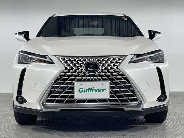 レクサス ＵＸ 250h グレイスフル エクスプローラー 神奈川県 2023(令5)年 3.9万km ソニッククォーツ Lexus Safety System +/・プリクラッシュセーフティ/・レーダークルーズコントロール/・レーンディパーチャーアラート/・ロードサインアシスト/・アダプティブハイビームシステム/・ドライバー異常時対応システム/純正ディスプレイオーディオ/・ナビ/フルセグTV/BT/MiraCast/AM/FM/パノラミックビューモニター/レザーシート/パワーシート(D/N)/シートヒーター(D/N)/ベンチレーション(D/N)/メモリシート(D)/ビルトインETC2.0/革巻きステアリング/ステアリングスイッチ/Autoライト/パドルシフト/ステアリングヒーター/パワーバックドア/電動サイド/オートホールド/SOSコール/自動防眩ミラー/タイプCコネクト(2口)/スマートキー/プッシュスタートボタン/LEDヘッドライト/フォグランプ/コーナーセンサー/純正アルミホイール/純正ドアバイザー