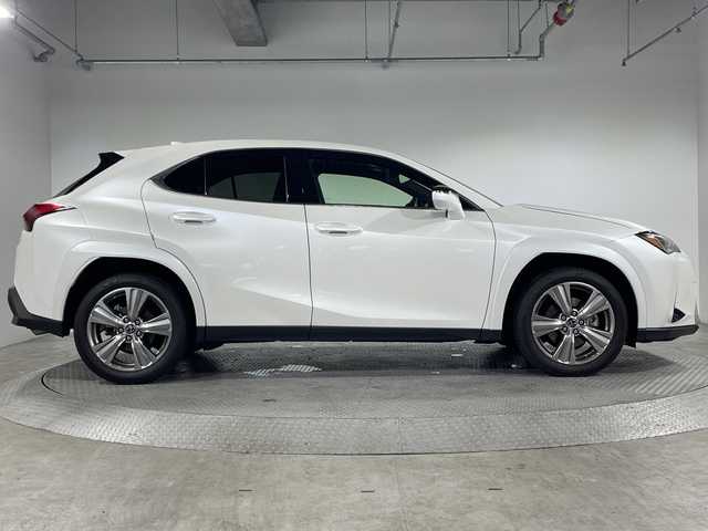 レクサス ＵＸ 250h グレイスフル エクスプローラー 神奈川県 2023(令5)年 3.9万km ソニッククォーツ Lexus Safety System +/・プリクラッシュセーフティ/・レーダークルーズコントロール/・レーンディパーチャーアラート/・ロードサインアシスト/・アダプティブハイビームシステム/・ドライバー異常時対応システム/純正ディスプレイオーディオ/・ナビ/フルセグTV/BT/MiraCast/AM/FM/パノラミックビューモニター/レザーシート/パワーシート(D/N)/シートヒーター(D/N)/ベンチレーション(D/N)/メモリシート(D)/ビルトインETC2.0/革巻きステアリング/ステアリングスイッチ/Autoライト/パドルシフト/ステアリングヒーター/パワーバックドア/電動サイド/オートホールド/SOSコール/自動防眩ミラー/タイプCコネクト(2口)/スマートキー/プッシュスタートボタン/LEDヘッドライト/フォグランプ/コーナーセンサー/純正アルミホイール/純正ドアバイザー