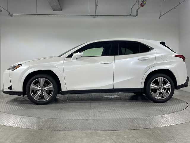 レクサス ＵＸ 250h グレイスフル エクスプローラー 神奈川県 2023(令5)年 3.9万km ソニッククォーツ Lexus Safety System +/・プリクラッシュセーフティ/・レーダークルーズコントロール/・レーンディパーチャーアラート/・ロードサインアシスト/・アダプティブハイビームシステム/・ドライバー異常時対応システム/純正ディスプレイオーディオ/・ナビ/フルセグTV/BT/MiraCast/AM/FM/パノラミックビューモニター/レザーシート/パワーシート(D/N)/シートヒーター(D/N)/ベンチレーション(D/N)/メモリシート(D)/ビルトインETC2.0/革巻きステアリング/ステアリングスイッチ/Autoライト/パドルシフト/ステアリングヒーター/パワーバックドア/電動サイド/オートホールド/SOSコール/自動防眩ミラー/タイプCコネクト(2口)/スマートキー/プッシュスタートボタン/LEDヘッドライト/フォグランプ/コーナーセンサー/純正アルミホイール/純正ドアバイザー
