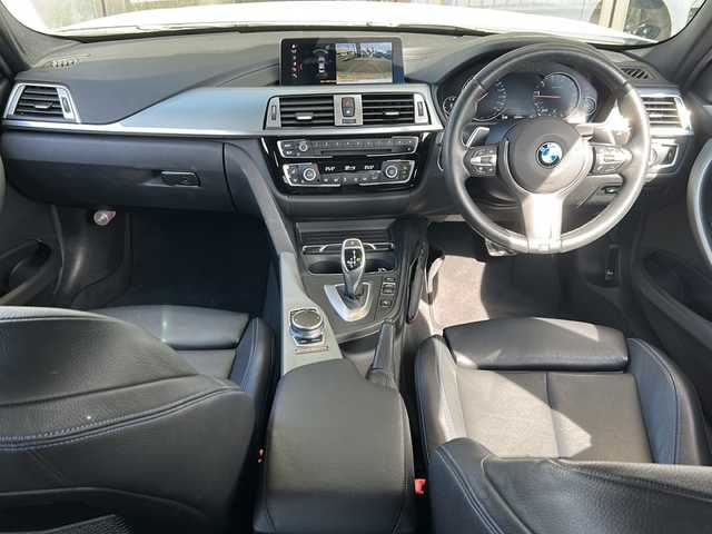 ＢＭＷ ３２０ｉ Mスポーツ 静岡県 2018(平30)年 2万km アルピンホワイトⅢ 純正ナビ/・FM/AM/・音楽ライブラリ/・CD/DVD/・Bluetooth/・USB/主要装備/・前席パワーシート/・前席シートヒーター/・パドルシフト/・レーンキープアシスト/・衝突被害軽減システム/・コーナーセンサー/・バックカメラ/・追従クルコン/・１９インチ純正アルミ/・アイドリングストップ/・ＬＥＤヘッドライト