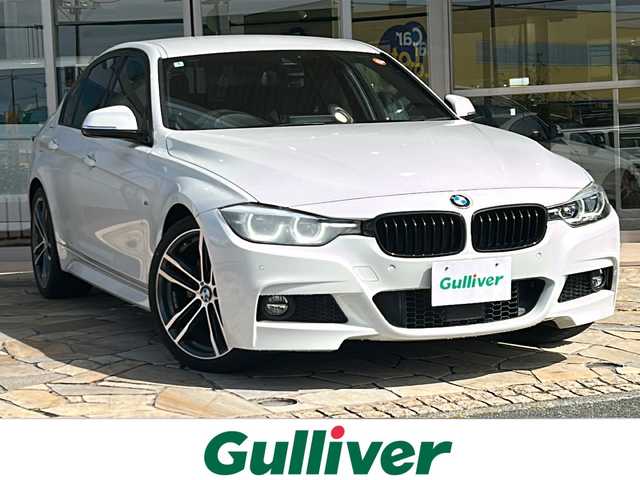 ＢＭＷ ３２０ｉ Mスポーツ 静岡県 2018(平30)年 2万km アルピンホワイトⅢ 純正ナビ/・FM/AM/・音楽ライブラリ/・CD/DVD/・Bluetooth/・USB/主要装備/・前席パワーシート/・前席シートヒーター/・パドルシフト/・レーンキープアシスト/・衝突被害軽減システム/・コーナーセンサー/・バックカメラ/・追従クルコン/・１９インチ純正アルミ/・アイドリングストップ/・ＬＥＤヘッドライト