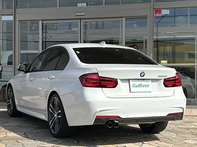 ＢＭＷ ３２０ｉ Mスポーツ 静岡県 2018(平30)年 2万km アルピンホワイトⅢ 純正ナビ/・FM/AM/・音楽ライブラリ/・CD/DVD/・Bluetooth/・USB/主要装備/・前席パワーシート/・前席シートヒーター/・パドルシフト/・レーンキープアシスト/・衝突被害軽減システム/・コーナーセンサー/・バックカメラ/・追従クルコン/・１９インチ純正アルミ/・アイドリングストップ/・ＬＥＤヘッドライト