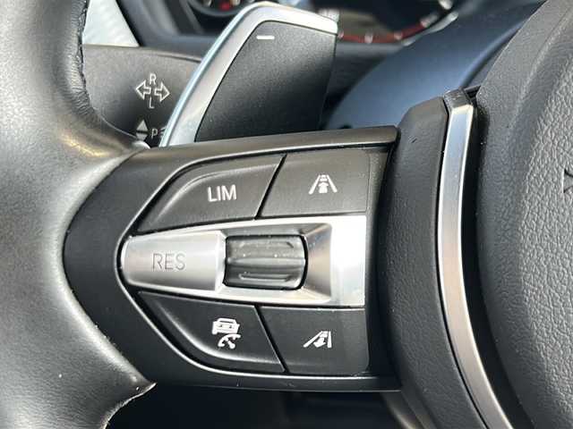 ＢＭＷ ３２０ｉ Mスポーツ 静岡県 2018(平30)年 2万km アルピンホワイトⅢ 純正ナビ/・FM/AM/・音楽ライブラリ/・CD/DVD/・Bluetooth/・USB/主要装備/・前席パワーシート/・前席シートヒーター/・パドルシフト/・レーンキープアシスト/・衝突被害軽減システム/・コーナーセンサー/・バックカメラ/・追従クルコン/・１９インチ純正アルミ/・アイドリングストップ/・ＬＥＤヘッドライト