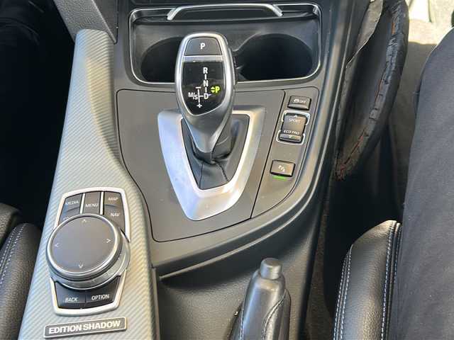 ＢＭＷ ３２０ｉ Mスポーツ 静岡県 2018(平30)年 2万km アルピンホワイトⅢ 純正ナビ/・FM/AM/・音楽ライブラリ/・CD/DVD/・Bluetooth/・USB/主要装備/・前席パワーシート/・前席シートヒーター/・パドルシフト/・レーンキープアシスト/・衝突被害軽減システム/・コーナーセンサー/・バックカメラ/・追従クルコン/・１９インチ純正アルミ/・アイドリングストップ/・ＬＥＤヘッドライト