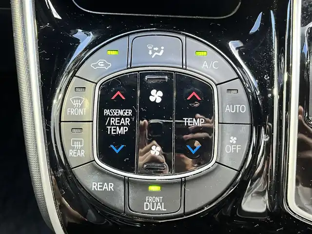トヨタ ヴォクシー ZS 煌Ⅲ 滋賀県 2021(令3)年 3.3万km ブラック 純正9インチナビ/【Bluetooth/CD/DVD/フルセグTV】/両側パワースライドドア/ハーフレザーシート/バックカメラ/クリアランスソナー/クルーズコントロール/プリクラッシュセーフティ/LEDヘッドライト/オートマチックハイビーム/ビルトインETC/プッシュスタート/スマートキー/ステアリングリモコン