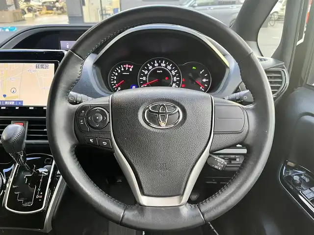 トヨタ ヴォクシー ZS 煌Ⅲ 滋賀県 2021(令3)年 3.3万km ブラック 純正9インチナビ/【Bluetooth/CD/DVD/フルセグTV】/両側パワースライドドア/ハーフレザーシート/バックカメラ/クリアランスソナー/クルーズコントロール/プリクラッシュセーフティ/LEDヘッドライト/オートマチックハイビーム/ビルトインETC/プッシュスタート/スマートキー/ステアリングリモコン