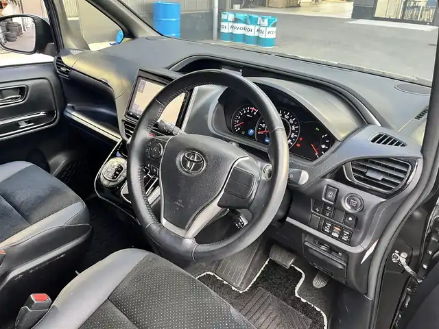 トヨタ ヴォクシー ZS 煌Ⅲ 滋賀県 2021(令3)年 3.3万km ブラック 純正9インチナビ/【Bluetooth/CD/DVD/フルセグTV】/両側パワースライドドア/ハーフレザーシート/バックカメラ/クリアランスソナー/クルーズコントロール/プリクラッシュセーフティ/LEDヘッドライト/オートマチックハイビーム/ビルトインETC/プッシュスタート/スマートキー/ステアリングリモコン