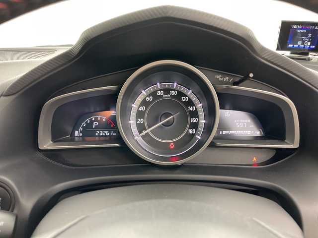 マツダ アクセラ スポーツ 15S 道央・札幌 2014(平26)年 2.4万km スノーフレイクホワイトパールマイカ ・4WD/・純正ナビ/　CD/DVD/BT/・フルセグTV/・バックカメラ/・ステアリングリモコン/・オートライト/・LEDヘッドライト/・フォグランプ/・アイドリングストップ/・横滑り防止/・16インチ純正アルミホイール/・積込タイヤ/・スペアキー/・取扱説明書/・保証書