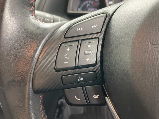 マツダ アクセラ スポーツ 15S 道央・札幌 2014(平26)年 2.4万km スノーフレイクホワイトパールマイカ ・4WD/・純正ナビ/　CD/DVD/BT/・フルセグTV/・バックカメラ/・ステアリングリモコン/・オートライト/・LEDヘッドライト/・フォグランプ/・アイドリングストップ/・横滑り防止/・16インチ純正アルミホイール/・積込タイヤ/・スペアキー/・取扱説明書/・保証書