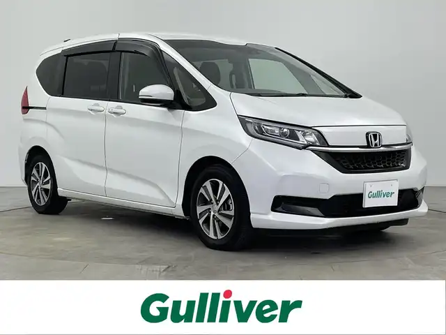 ホンダ フリード G ホンダセンシング 大分県 2021(令3)年 2.8万km プラチナホワイトパール ホンダセンシング/・衝突軽減ブレーキ/・誤発進抑制/・路外逸脱抑制/・アダクティブクルーズコントロール/・標識認識機能/・先行者発進お知らせ/・オートハイビーム/純正ナビ/（フルセグ/CD/DVD/Bluetooth）/バックカメラ/ビルトインETC/前席シートヒーター/オートライト/ステアリングスイッチ/LEDヘッドライト/スマートキー・プッシュスタート/電動格納ミラー
