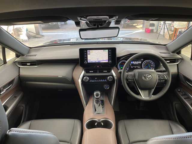 トヨタ ハリアー ハイブリッド G 兵庫県 2021(令3)年 6.2万km プレシャスブラックパール ・純正8インチディスプレイオーディオ/（ナビ・フルセグ・BT・USB・AUX）/・バックカメラ/・トヨタセーフティセンス/・プリクラッシュセーフティ/・レーントレーシングアシスト/・ふらつき警報/・ブラインドスポットモニター/・クリアランスソナー/・リアクロストラフィックアラート/・ロードサインアシスト/・レーダークルーズコントロール/・オートマチックハイビーム/・先行車発進告知/・ステアリングスイッチ/・デジタルインナーミラー/・ビルトインETC/・電動リアゲート/・横滑り防止装置/・ハーフレザーシート/・LEDライト/・フォグランプ/・オートライト/・電子パーキングブレーキ/・オートホールド/・スマートキー/・プッシュスタート