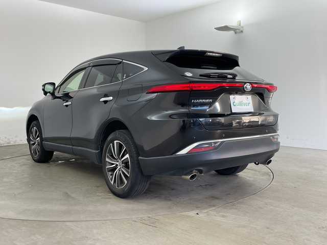 トヨタ ハリアー ハイブリッド G 兵庫県 2021(令3)年 6.2万km プレシャスブラックパール ・純正8インチディスプレイオーディオ/（ナビ・フルセグ・BT・USB・AUX）/・バックカメラ/・トヨタセーフティセンス/・プリクラッシュセーフティ/・レーントレーシングアシスト/・ふらつき警報/・ブラインドスポットモニター/・クリアランスソナー/・リアクロストラフィックアラート/・ロードサインアシスト/・レーダークルーズコントロール/・オートマチックハイビーム/・先行車発進告知/・ステアリングスイッチ/・デジタルインナーミラー/・ビルトインETC/・電動リアゲート/・横滑り防止装置/・ハーフレザーシート/・LEDライト/・フォグランプ/・オートライト/・電子パーキングブレーキ/・オートホールド/・スマートキー/・プッシュスタート