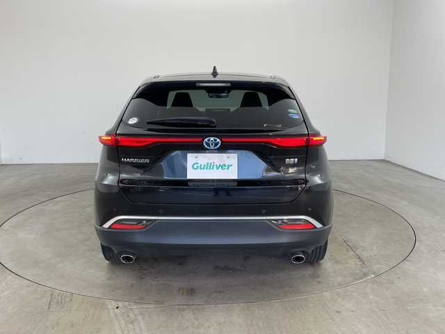 トヨタ ハリアー ハイブリッド G 兵庫県 2021(令3)年 6.2万km プレシャスブラックパール ・純正8インチディスプレイオーディオ/（ナビ・フルセグ・BT・USB・AUX）/・バックカメラ/・トヨタセーフティセンス/・プリクラッシュセーフティ/・レーントレーシングアシスト/・ふらつき警報/・ブラインドスポットモニター/・クリアランスソナー/・リアクロストラフィックアラート/・ロードサインアシスト/・レーダークルーズコントロール/・オートマチックハイビーム/・先行車発進告知/・ステアリングスイッチ/・デジタルインナーミラー/・ビルトインETC/・電動リアゲート/・横滑り防止装置/・ハーフレザーシート/・LEDライト/・フォグランプ/・オートライト/・電子パーキングブレーキ/・オートホールド/・スマートキー/・プッシュスタート