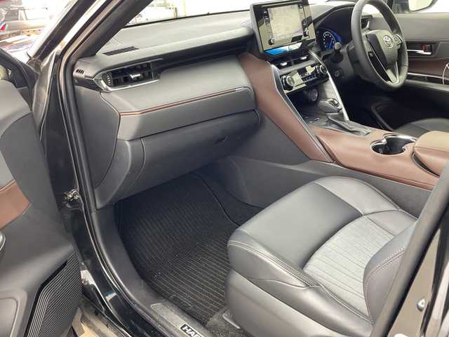 トヨタ ハリアー ハイブリッド G 兵庫県 2021(令3)年 6.2万km プレシャスブラックパール ・純正8インチディスプレイオーディオ/（ナビ・フルセグ・BT・USB・AUX）/・バックカメラ/・トヨタセーフティセンス/・プリクラッシュセーフティ/・レーントレーシングアシスト/・ふらつき警報/・ブラインドスポットモニター/・クリアランスソナー/・リアクロストラフィックアラート/・ロードサインアシスト/・レーダークルーズコントロール/・オートマチックハイビーム/・先行車発進告知/・ステアリングスイッチ/・デジタルインナーミラー/・ビルトインETC/・電動リアゲート/・横滑り防止装置/・ハーフレザーシート/・LEDライト/・フォグランプ/・オートライト/・電子パーキングブレーキ/・オートホールド/・スマートキー/・プッシュスタート