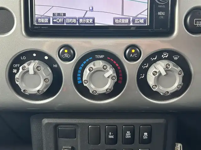 トヨタ ＦＪクルーザー 群馬県 2011(平23)年 12.3万km グレーメタリック/ホワイト 4WD/純正SDナビ/（CD/DVD/Bluetooth/フルセグ）/バックカメラ/クルーズコントロール/アクティブトラクションコントロールシステム/ステアリングリモコン/ライトレベライザー/ETC/社外マフラー(ROSSOMODELLO)/純正マフラー積込み/純正フロアマット/純正ドアバイザー/Fコーナーセンサー/LED