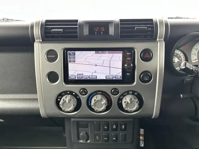 トヨタ ＦＪクルーザー 群馬県 2011(平23)年 12.3万km グレーメタリック/ホワイト 4WD/純正SDナビ/（CD/DVD/Bluetooth/フルセグ）/バックカメラ/クルーズコントロール/アクティブトラクションコントロールシステム/ステアリングリモコン/ライトレベライザー/ETC/社外マフラー(ROSSOMODELLO)/純正マフラー積込み/純正フロアマット/純正ドアバイザー/Fコーナーセンサー/LED