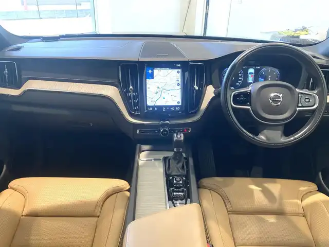 ボルボ ＸＣ６０ D4 AWD インスクリプション 熊本県 2019(平31)年 2.3万km メープルブラウンM ・ワンオーナー/・スマートキー/・プッシュスタート/・パノラマサンルーフ /・CitySafety/・レーンキープエイド/・ロードサインインフォメーション/・ドライバーアラート/・オートハイビーム/・ブラインドスポットモニター/・衝突回避/・リアクロストラフィックアラート/・パーキングアシスト/・アクティブ・ベンディング・ライト/・クルーズコントロール(追従式)/・茶革シート/・前席パワーシート/・全席シートヒーター /・前席エアシート /・ハンドルヒーター /・純正メモリナビ/　【CD・Bluetooth・USB】/・harman/kardonサウンドシステム/・スマホ連携/　【AppleCarPlay・AndroidAuto】/・フルセグTV/・全方位カメラ/・ETC/・ヘッドアップディスプレイ/・ドライブレコーダー(前方録画)/・パワーバックドア/・LEDヘッドランプ/・LEDフォグランプ/・純正マット/・保証書/取説