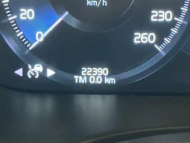 ボルボ ＸＣ６０ D4 AWD インスクリプション 熊本県 2019(平31)年 2.3万km メープルブラウンM ・ワンオーナー/・スマートキー/・プッシュスタート/・パノラマサンルーフ /・CitySafety/・レーンキープエイド/・ロードサインインフォメーション/・ドライバーアラート/・オートハイビーム/・ブラインドスポットモニター/・衝突回避/・リアクロストラフィックアラート/・パーキングアシスト/・アクティブ・ベンディング・ライト/・クルーズコントロール(追従式)/・茶革シート/・前席パワーシート/・全席シートヒーター /・前席エアシート /・ハンドルヒーター /・純正メモリナビ/　【CD・Bluetooth・USB】/・harman/kardonサウンドシステム/・スマホ連携/　【AppleCarPlay・AndroidAuto】/・フルセグTV/・全方位カメラ/・ETC/・ヘッドアップディスプレイ/・ドライブレコーダー(前方録画)/・パワーバックドア/・LEDヘッドランプ/・LEDフォグランプ/・純正マット/・保証書/取説