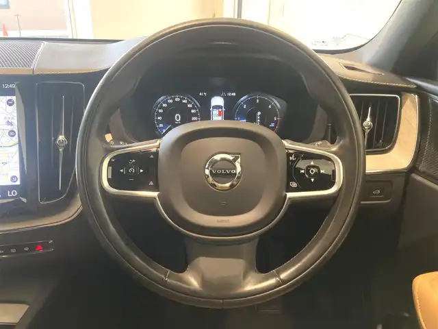 ボルボ ＸＣ６０ D4 AWD インスクリプション 熊本県 2019(平31)年 2.3万km メープルブラウンM ・ワンオーナー/・スマートキー/・プッシュスタート/・パノラマサンルーフ /・CitySafety/・レーンキープエイド/・ロードサインインフォメーション/・ドライバーアラート/・オートハイビーム/・ブラインドスポットモニター/・衝突回避/・リアクロストラフィックアラート/・パーキングアシスト/・アクティブ・ベンディング・ライト/・クルーズコントロール(追従式)/・茶革シート/・前席パワーシート/・全席シートヒーター /・前席エアシート /・ハンドルヒーター /・純正メモリナビ/　【CD・Bluetooth・USB】/・harman/kardonサウンドシステム/・スマホ連携/　【AppleCarPlay・AndroidAuto】/・フルセグTV/・全方位カメラ/・ETC/・ヘッドアップディスプレイ/・ドライブレコーダー(前方録画)/・パワーバックドア/・LEDヘッドランプ/・LEDフォグランプ/・純正マット/・保証書/取説