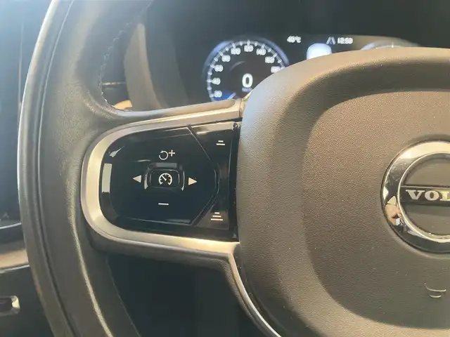 ボルボ ＸＣ６０ D4 AWD インスクリプション 熊本県 2019(平31)年 2.3万km メープルブラウンM ・ワンオーナー/・スマートキー/・プッシュスタート/・パノラマサンルーフ /・CitySafety/・レーンキープエイド/・ロードサインインフォメーション/・ドライバーアラート/・オートハイビーム/・ブラインドスポットモニター/・衝突回避/・リアクロストラフィックアラート/・パーキングアシスト/・アクティブ・ベンディング・ライト/・クルーズコントロール(追従式)/・茶革シート/・前席パワーシート/・全席シートヒーター /・前席エアシート /・ハンドルヒーター /・純正メモリナビ/　【CD・Bluetooth・USB】/・harman/kardonサウンドシステム/・スマホ連携/　【AppleCarPlay・AndroidAuto】/・フルセグTV/・全方位カメラ/・ETC/・ヘッドアップディスプレイ/・ドライブレコーダー(前方録画)/・パワーバックドア/・LEDヘッドランプ/・LEDフォグランプ/・純正マット/・保証書/取説