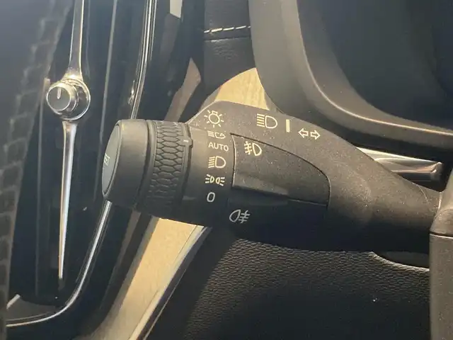 ボルボ ＸＣ６０ D4 AWD インスクリプション 熊本県 2019(平31)年 2.3万km メープルブラウンM ・ワンオーナー/・スマートキー/・プッシュスタート/・パノラマサンルーフ /・CitySafety/・レーンキープエイド/・ロードサインインフォメーション/・ドライバーアラート/・オートハイビーム/・ブラインドスポットモニター/・衝突回避/・リアクロストラフィックアラート/・パーキングアシスト/・アクティブ・ベンディング・ライト/・クルーズコントロール(追従式)/・茶革シート/・前席パワーシート/・全席シートヒーター /・前席エアシート /・ハンドルヒーター /・純正メモリナビ/　【CD・Bluetooth・USB】/・harman/kardonサウンドシステム/・スマホ連携/　【AppleCarPlay・AndroidAuto】/・フルセグTV/・全方位カメラ/・ETC/・ヘッドアップディスプレイ/・ドライブレコーダー(前方録画)/・パワーバックドア/・LEDヘッドランプ/・LEDフォグランプ/・純正マット/・保証書/取説