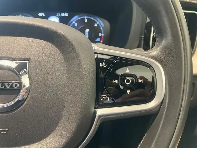 ボルボ ＸＣ６０ D4 AWD インスクリプション 熊本県 2019(平31)年 2.3万km メープルブラウンM ・ワンオーナー/・スマートキー/・プッシュスタート/・パノラマサンルーフ /・CitySafety/・レーンキープエイド/・ロードサインインフォメーション/・ドライバーアラート/・オートハイビーム/・ブラインドスポットモニター/・衝突回避/・リアクロストラフィックアラート/・パーキングアシスト/・アクティブ・ベンディング・ライト/・クルーズコントロール(追従式)/・茶革シート/・前席パワーシート/・全席シートヒーター /・前席エアシート /・ハンドルヒーター /・純正メモリナビ/　【CD・Bluetooth・USB】/・harman/kardonサウンドシステム/・スマホ連携/　【AppleCarPlay・AndroidAuto】/・フルセグTV/・全方位カメラ/・ETC/・ヘッドアップディスプレイ/・ドライブレコーダー(前方録画)/・パワーバックドア/・LEDヘッドランプ/・LEDフォグランプ/・純正マット/・保証書/取説