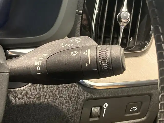 ボルボ ＸＣ６０ D4 AWD インスクリプション 熊本県 2019(平31)年 2.3万km メープルブラウンM ・ワンオーナー/・スマートキー/・プッシュスタート/・パノラマサンルーフ /・CitySafety/・レーンキープエイド/・ロードサインインフォメーション/・ドライバーアラート/・オートハイビーム/・ブラインドスポットモニター/・衝突回避/・リアクロストラフィックアラート/・パーキングアシスト/・アクティブ・ベンディング・ライト/・クルーズコントロール(追従式)/・茶革シート/・前席パワーシート/・全席シートヒーター /・前席エアシート /・ハンドルヒーター /・純正メモリナビ/　【CD・Bluetooth・USB】/・harman/kardonサウンドシステム/・スマホ連携/　【AppleCarPlay・AndroidAuto】/・フルセグTV/・全方位カメラ/・ETC/・ヘッドアップディスプレイ/・ドライブレコーダー(前方録画)/・パワーバックドア/・LEDヘッドランプ/・LEDフォグランプ/・純正マット/・保証書/取説