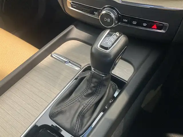 ボルボ ＸＣ６０ D4 AWD インスクリプション 熊本県 2019(平31)年 2.3万km メープルブラウンM ・ワンオーナー/・スマートキー/・プッシュスタート/・パノラマサンルーフ /・CitySafety/・レーンキープエイド/・ロードサインインフォメーション/・ドライバーアラート/・オートハイビーム/・ブラインドスポットモニター/・衝突回避/・リアクロストラフィックアラート/・パーキングアシスト/・アクティブ・ベンディング・ライト/・クルーズコントロール(追従式)/・茶革シート/・前席パワーシート/・全席シートヒーター /・前席エアシート /・ハンドルヒーター /・純正メモリナビ/　【CD・Bluetooth・USB】/・harman/kardonサウンドシステム/・スマホ連携/　【AppleCarPlay・AndroidAuto】/・フルセグTV/・全方位カメラ/・ETC/・ヘッドアップディスプレイ/・ドライブレコーダー(前方録画)/・パワーバックドア/・LEDヘッドランプ/・LEDフォグランプ/・純正マット/・保証書/取説