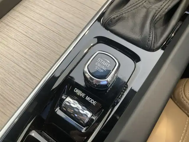 ボルボ ＸＣ６０ D4 AWD インスクリプション 熊本県 2019(平31)年 2.3万km メープルブラウンM ・ワンオーナー/・スマートキー/・プッシュスタート/・パノラマサンルーフ /・CitySafety/・レーンキープエイド/・ロードサインインフォメーション/・ドライバーアラート/・オートハイビーム/・ブラインドスポットモニター/・衝突回避/・リアクロストラフィックアラート/・パーキングアシスト/・アクティブ・ベンディング・ライト/・クルーズコントロール(追従式)/・茶革シート/・前席パワーシート/・全席シートヒーター /・前席エアシート /・ハンドルヒーター /・純正メモリナビ/　【CD・Bluetooth・USB】/・harman/kardonサウンドシステム/・スマホ連携/　【AppleCarPlay・AndroidAuto】/・フルセグTV/・全方位カメラ/・ETC/・ヘッドアップディスプレイ/・ドライブレコーダー(前方録画)/・パワーバックドア/・LEDヘッドランプ/・LEDフォグランプ/・純正マット/・保証書/取説