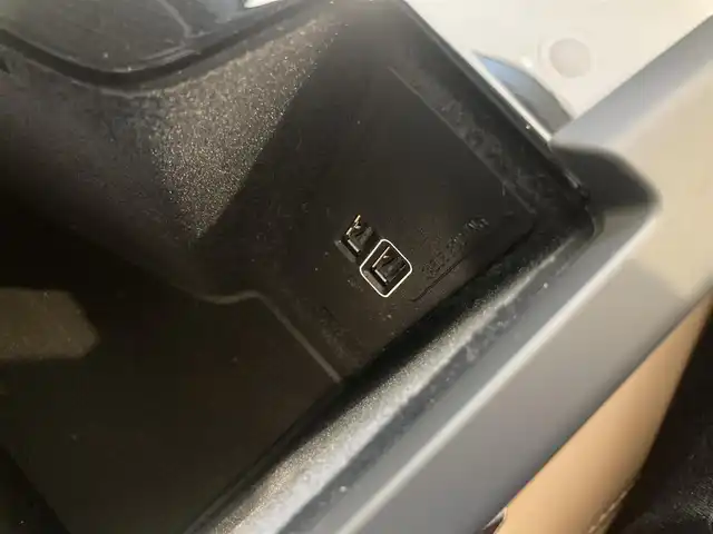 ボルボ ＸＣ６０ D4 AWD インスクリプション 熊本県 2019(平31)年 2.3万km メープルブラウンM ・ワンオーナー/・スマートキー/・プッシュスタート/・パノラマサンルーフ /・CitySafety/・レーンキープエイド/・ロードサインインフォメーション/・ドライバーアラート/・オートハイビーム/・ブラインドスポットモニター/・衝突回避/・リアクロストラフィックアラート/・パーキングアシスト/・アクティブ・ベンディング・ライト/・クルーズコントロール(追従式)/・茶革シート/・前席パワーシート/・全席シートヒーター /・前席エアシート /・ハンドルヒーター /・純正メモリナビ/　【CD・Bluetooth・USB】/・harman/kardonサウンドシステム/・スマホ連携/　【AppleCarPlay・AndroidAuto】/・フルセグTV/・全方位カメラ/・ETC/・ヘッドアップディスプレイ/・ドライブレコーダー(前方録画)/・パワーバックドア/・LEDヘッドランプ/・LEDフォグランプ/・純正マット/・保証書/取説