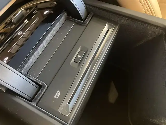 ボルボ ＸＣ６０ D4 AWD インスクリプション 熊本県 2019(平31)年 2.3万km メープルブラウンM ・ワンオーナー/・スマートキー/・プッシュスタート/・パノラマサンルーフ /・CitySafety/・レーンキープエイド/・ロードサインインフォメーション/・ドライバーアラート/・オートハイビーム/・ブラインドスポットモニター/・衝突回避/・リアクロストラフィックアラート/・パーキングアシスト/・アクティブ・ベンディング・ライト/・クルーズコントロール(追従式)/・茶革シート/・前席パワーシート/・全席シートヒーター /・前席エアシート /・ハンドルヒーター /・純正メモリナビ/　【CD・Bluetooth・USB】/・harman/kardonサウンドシステム/・スマホ連携/　【AppleCarPlay・AndroidAuto】/・フルセグTV/・全方位カメラ/・ETC/・ヘッドアップディスプレイ/・ドライブレコーダー(前方録画)/・パワーバックドア/・LEDヘッドランプ/・LEDフォグランプ/・純正マット/・保証書/取説