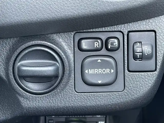 トヨタ ヴィッツ F 宮崎県 2015(平27)年 4.6万km ゴールドマイカM 純正ナビ/ワンセグTV/バックカメラ/ビルトインETC/横滑り防止装置/アイドリングストップ機能/SRSエアバッグ/LEDリアコンビネーションランプ/ファブリックシート/ヘッドライトレベライザー/コーナーポール/リモコンキー/禁煙車