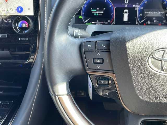 トヨタ アルファードハイブリット Z 愛知県 2023(令5)年 1.5万km プラチナホワイトパールマイカ ・禁煙車/・ワンオーナー/・純正ナビ/フルセグTV/・純正フリップダウンモニター/・Bluetooth/HDMI/USB/・セーフティセンス/・レーダークルーズ/・プリクラッシュセーフティ/・ブラインドスポットモニター/・クリアランスソナー/・LEDオートライト/・フォグランプ/・ステアスイッチ/・両側パワースライドドア/・パワーバックドア/・純正１８インチアルミ/・前後ドライブレコーダー/・デジタルインナーミラー/・ハンドルヒーター/・ECO/EVモード/・電動格納ミラーウインカー/・新車保証書/取扱説明書/・スペアキー